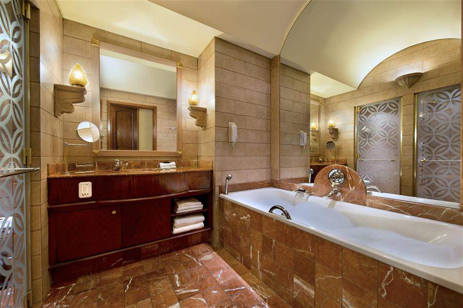 Michelangelo Hotel Deluxe Bathroom