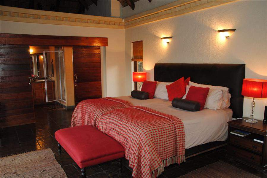 Thornybush Waterbuck Lodge King Bed Red Throws