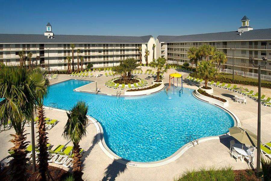 Avanti Resort Swimming Pool